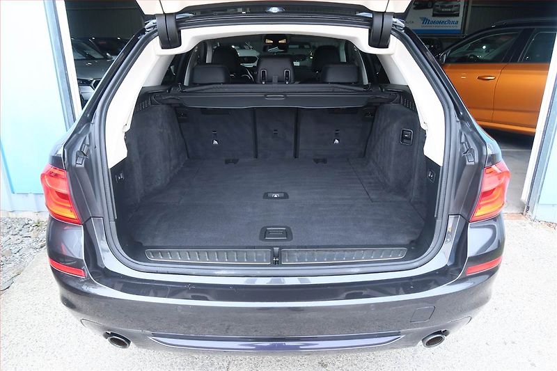 BMW Řada 5 (2017) Sport Line 520d xDrive - fotka 14 z 24