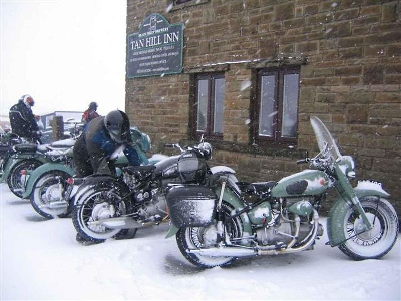 Motocykl Sunbeam S7 De Luxe z roku 1950 na akci Hebden Bridge Vintage Weekend v roce 2012.