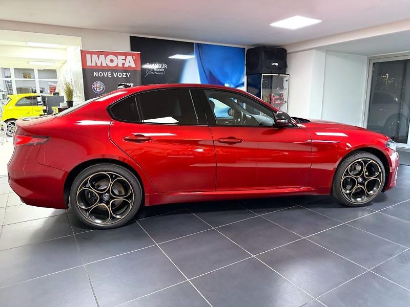 Alfa Romeo Giulia (2026) 2.0T 280k AT8 ZF Q4 4x4 Intens - fotka 4 z 23