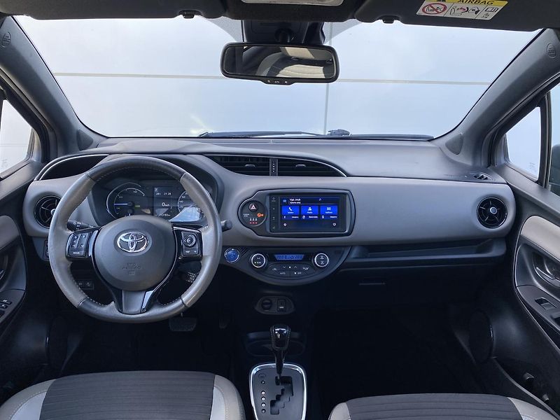 Toyota Yaris SELECTION 1.5 HYBRID 74kW CVT - fotka 2 z 16