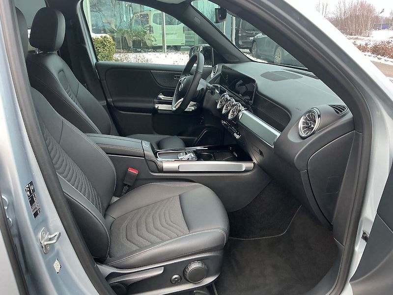Mercedes-Benz GLB 200 d 4MATIC - fotka 18 z 26