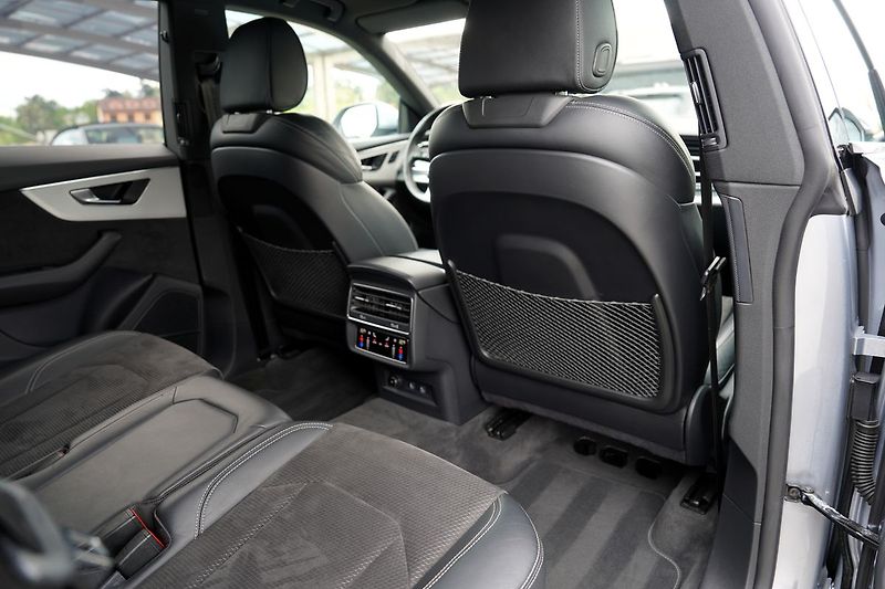 Audi Q8 55 TFSI Q/21kola/S-line/B&O - fotka 31 z 44
