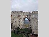 Nejsnadnější přístup k hradu je z nedaleké obce Čachtice.