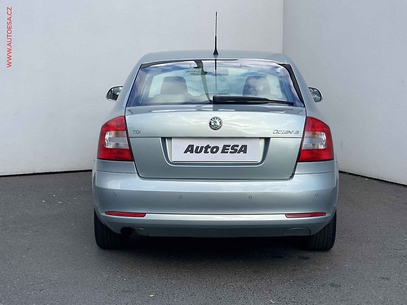 Škoda Octavia (2012) 1.6 TDi, Elegance, +kola - fotka 5 z 17