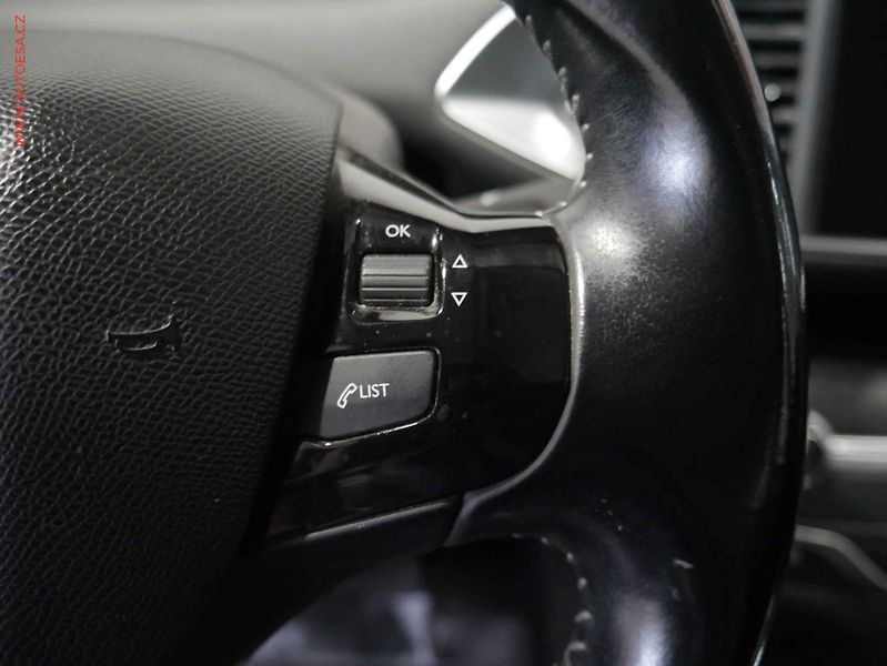 Peugeot 308 (2018) 1.2PT, 1.maj,ČR - fotka 18 z 19