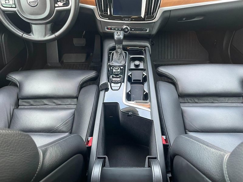 Volvo V90 (2018) D4, 140kW, Momentum - fotka 15 z 28
