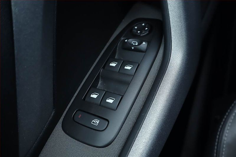 Peugeot 2008 (2018) 1.2 PureTech, Automat - fotka 21 z 25