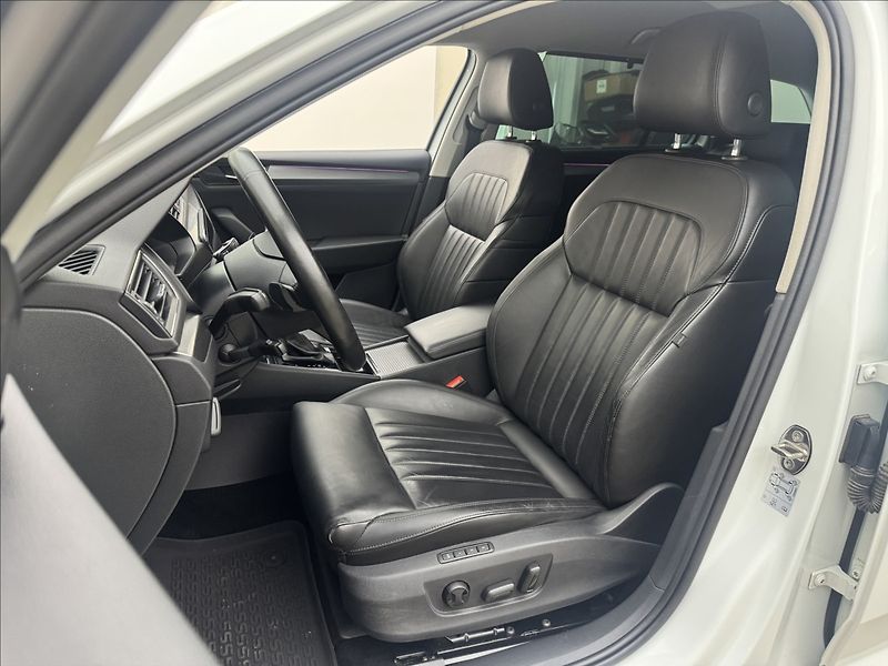Škoda Superb 2,0 DSG 4X4 ACC CANTON STYLE+ - fotka 38 z 49