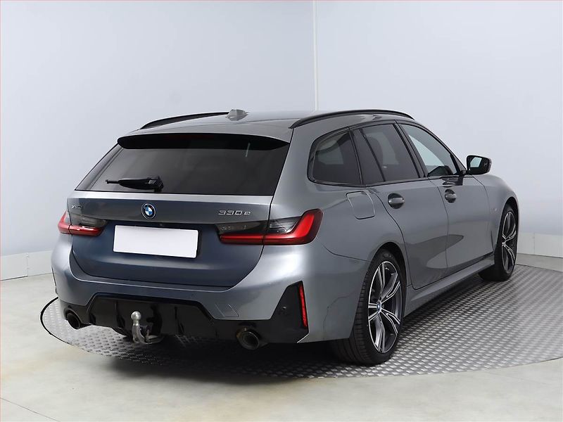 BMW Řada 3 (2022) M Sport 330 e xDrive - fotka 5 z 25