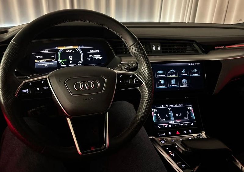 Audi Q8 e-tron 55 Q 360k Matrix Panorama Taž. - fotka 18 z 23