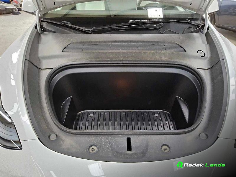 Tesla Model Y (2023) Standard Range RWD, LFP - fotka 5 z 8