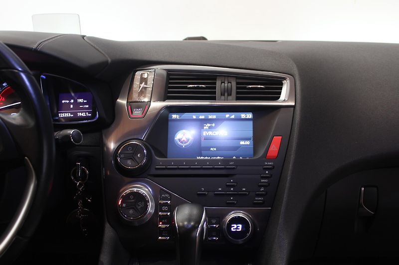 Citroën DS5 (2013) 2.0HDI Automat 120kW Navi ČR - fotka 26 z 36