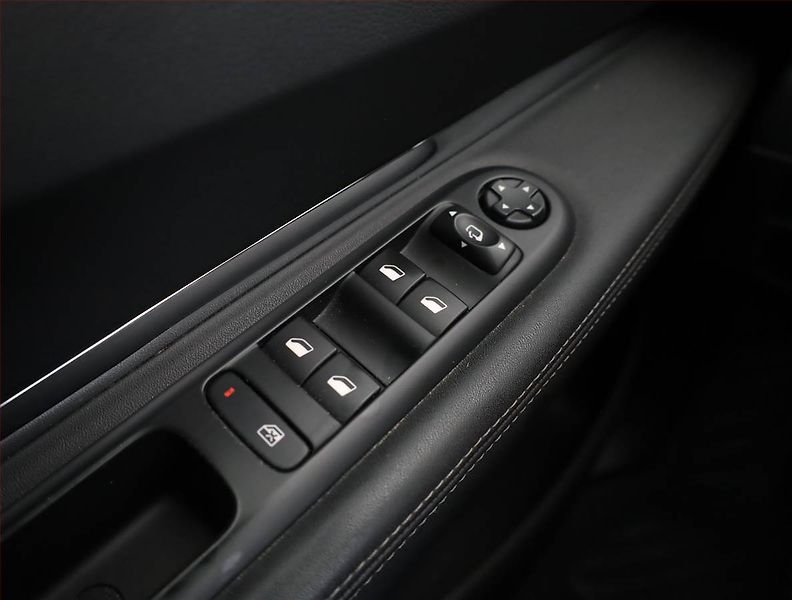 Peugeot 3008 (2015) 1.6 BlueHDi, Serv.kniha, Navi - fotka 15 z 19