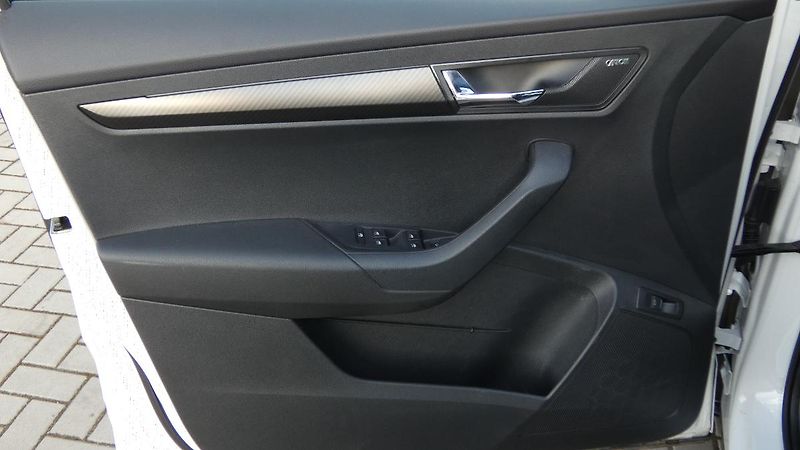 Škoda Karoq 1,5 TSI Sportline DSG - fotka 8 z 24