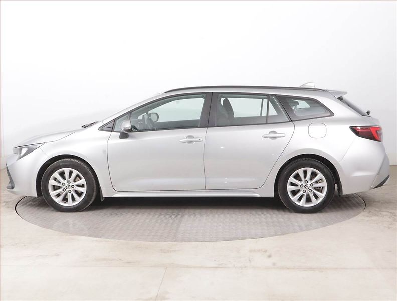 Toyota Corolla (2023) 2.0 Hybrid - fotka 3 z 16