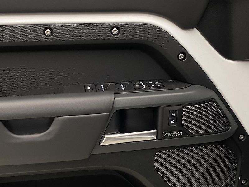 Land Rover Defender 110 D300 X-DYNAMIC HSE AWD AUT - fotka 26 z 49