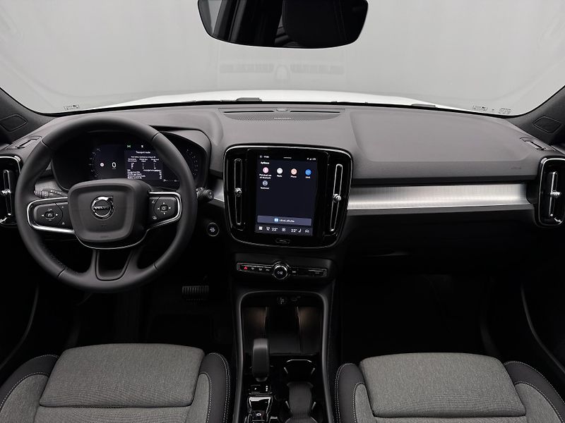 Volvo XC40 (2026) B3 AUT DARK PLUS - fotka 2 z 22