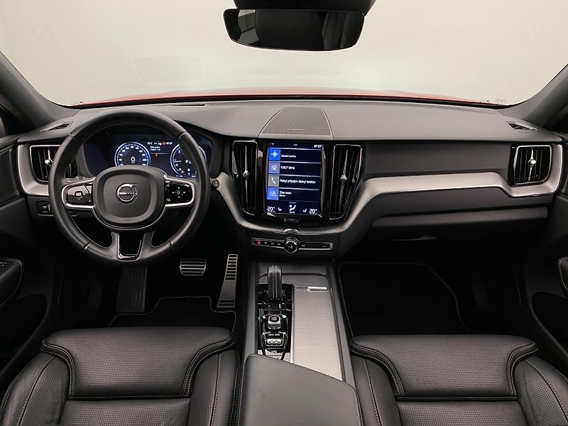 Volvo XC60 B5 AWD R-DESIGN AUT CZ - fotka 2 z 55