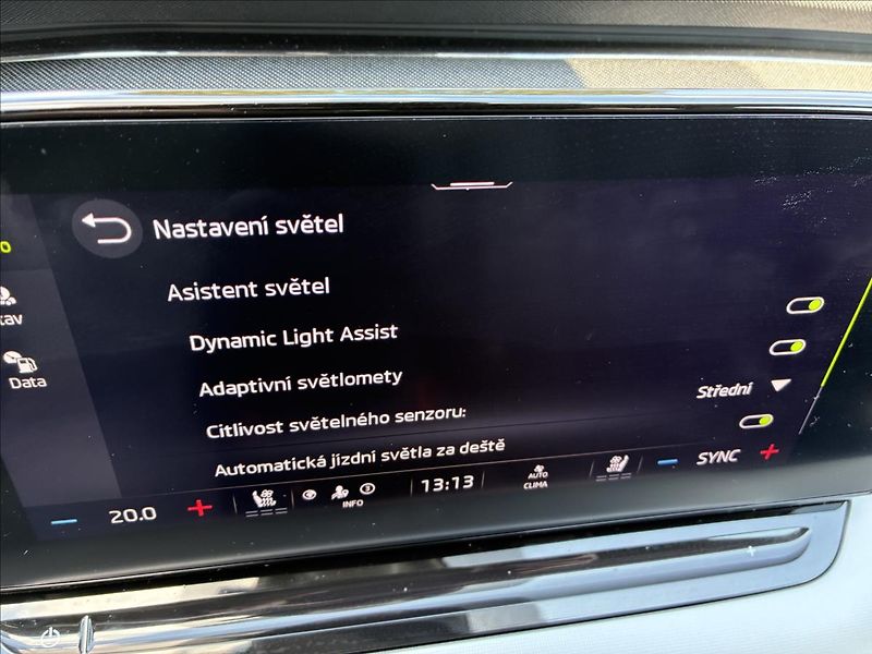Škoda Octavia 2,0 TAŽNÉ,KŮŽE,HEAD-UP - fotka 34 z 38