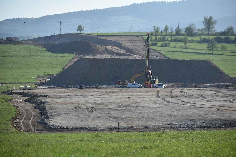 Stavba dálnice D11 v Královci 28. dubna 2025.