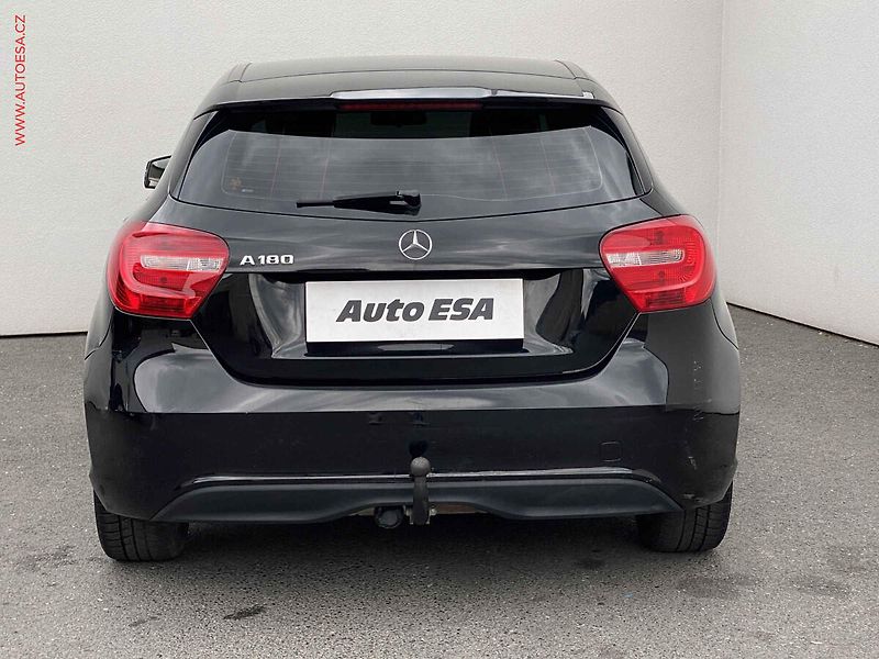 Mercedes-Benz Třídy A (2016) 1.6i A180, Navi, AC, tažné - fotka 5 z 17