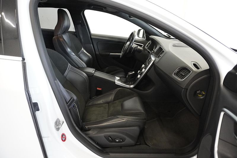 Volvo V60 2.0 T6  AWD R-DESIGN AUTOMAT - fotka 27 z 33