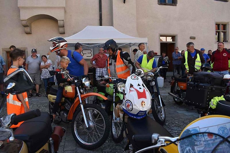 Strakonice si připomněly 105 let od zahájení výroby značky ČZ Sjeli se sem majitelé a obdivovatelé legendárních motocyklů. Na dobu, kdy pro čezetu pracoval, zavzpomínal i náš jediný kosmonaut ve vesmíru Vladimír Remek. A ochotně pózoval na společných sním