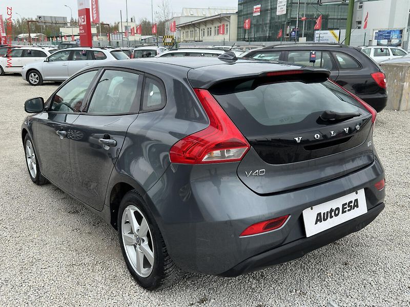 Volvo V40 (2014) 1.6 D, AC, tempo, park.čidla - fotka 6 z 16