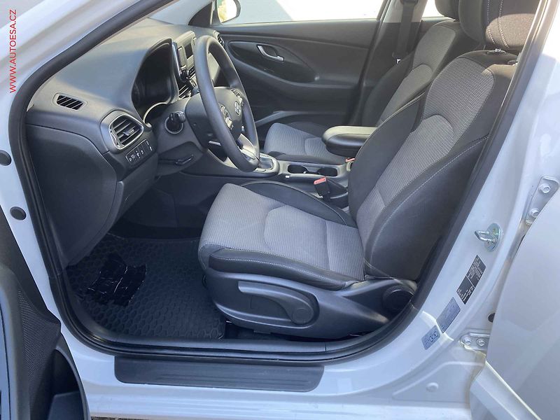 Hyundai i30 (2021) 1.6 CRDi, 1.maj,ČR, AC, park - fotka 9 z 16