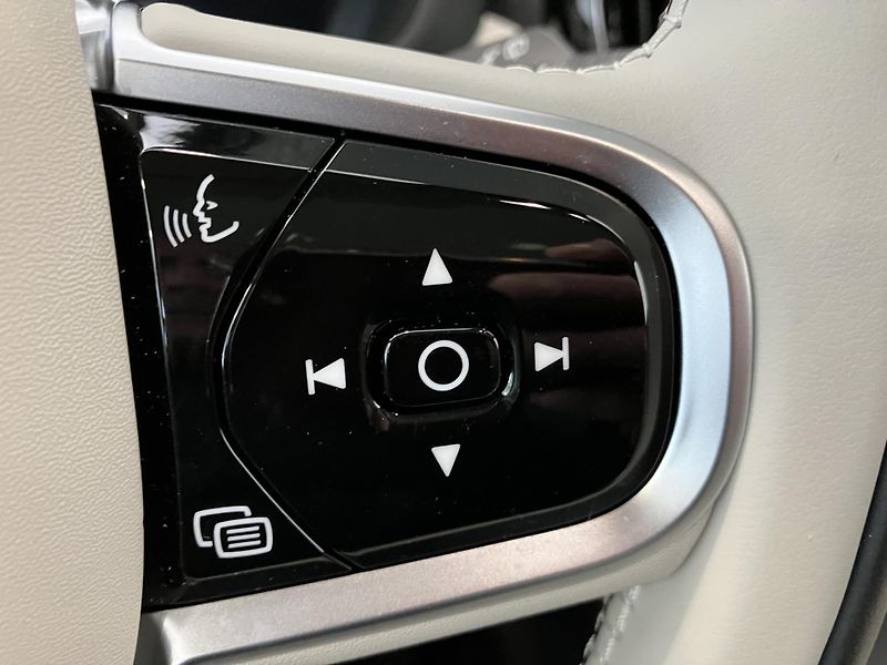 Volvo XC60 B5 AWD Ultra Bright-REZERVACE - fotka 25 z 53