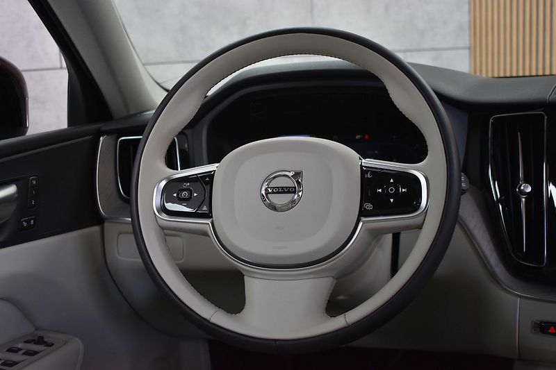 Volvo XC60 B5 184kW DARK PLUS*DPH*ČR 1.M* - fotka 19 z 39