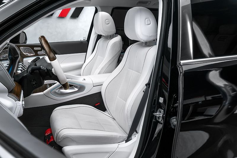 Mercedes-Benz GLS 4MATIC MAYBACH - fotka 14 z 27