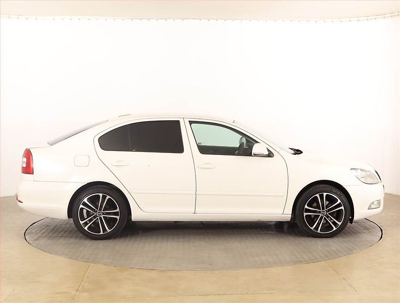 Škoda Octavia (2010) 1.9 TDI, Park. senzory - fotka 6 z 16