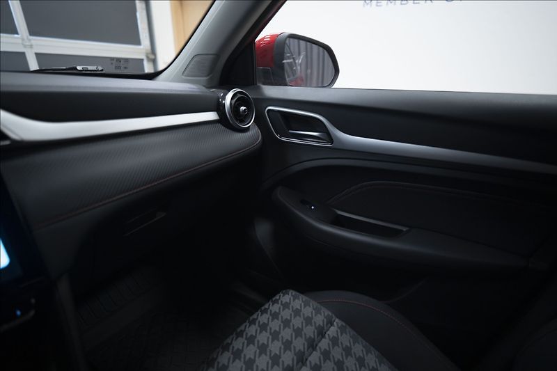 MG ZS 1,5 ESSENTIAL PLUS ZÁRUKA 2031 - fotka 20 z 41