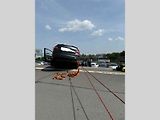 Auto skončilo na schodech nákupního centra Westfield Chodov.