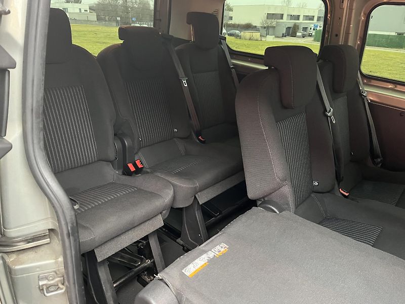 Ford Tourneo Custom 2.2 TDCi 9 Míst - fotka 14 z 30