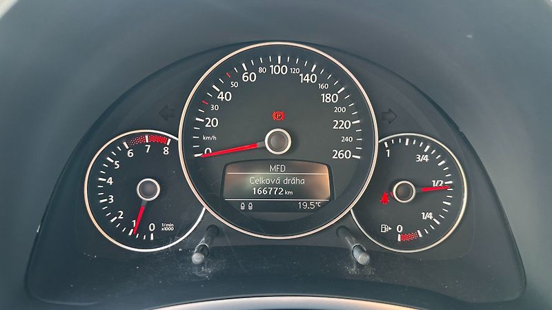 Volkswagen Beetle (2012) 1.2TSI 77kW REZERVOVANO - fotka 16 z 25