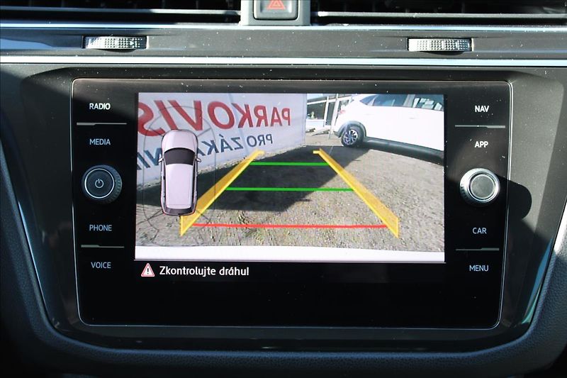 Volkswagen Tiguan 2,0 TDI  1.MAJ,A/T,4x4,R-LINE - fotka 13 z 41