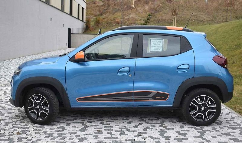 V kombinaci modré a oranžové barvy vypadá Spring atraktivně