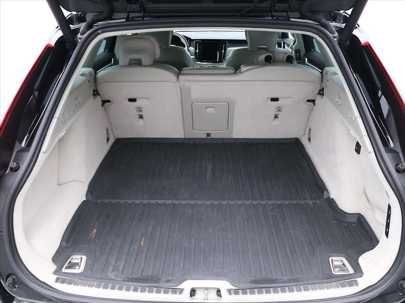 Volvo V90 2,0 D4 140kW Drive-E Momentum - fotka 10 z 35