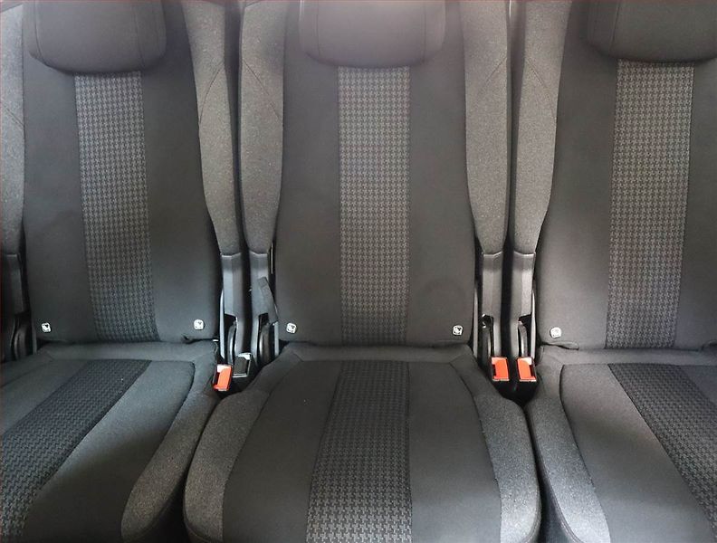Peugeot 5008 (2020) Active Pack PureTech 130 - fotka 10 z 26