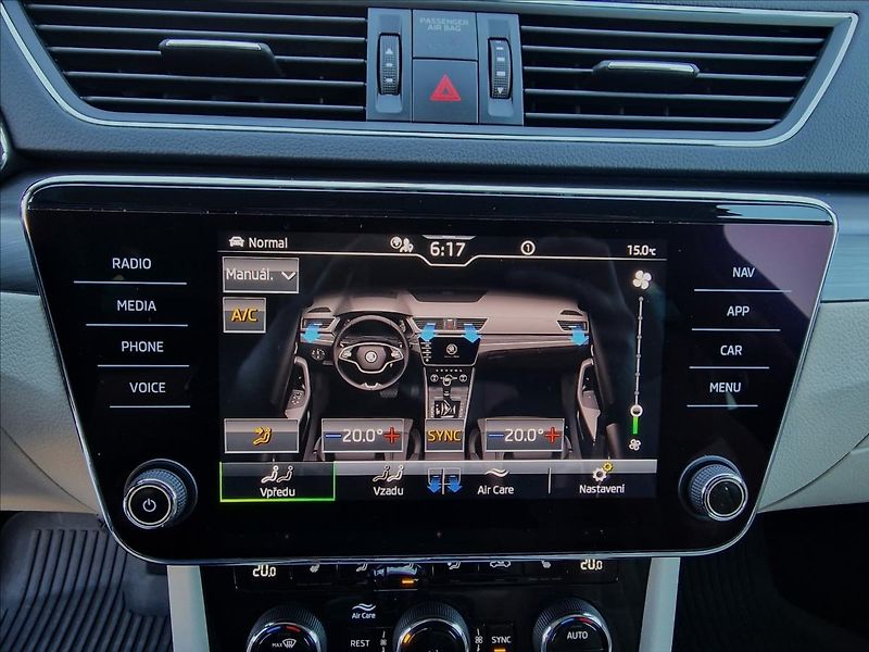 Škoda Superb 2.0TDI DSG Style,ČR,1.Majitel - fotka 33 z 50