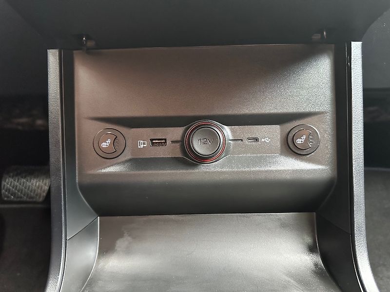 MG MG4 (2023) Electric Elegance (64 kWh) - fotka 28 z 37