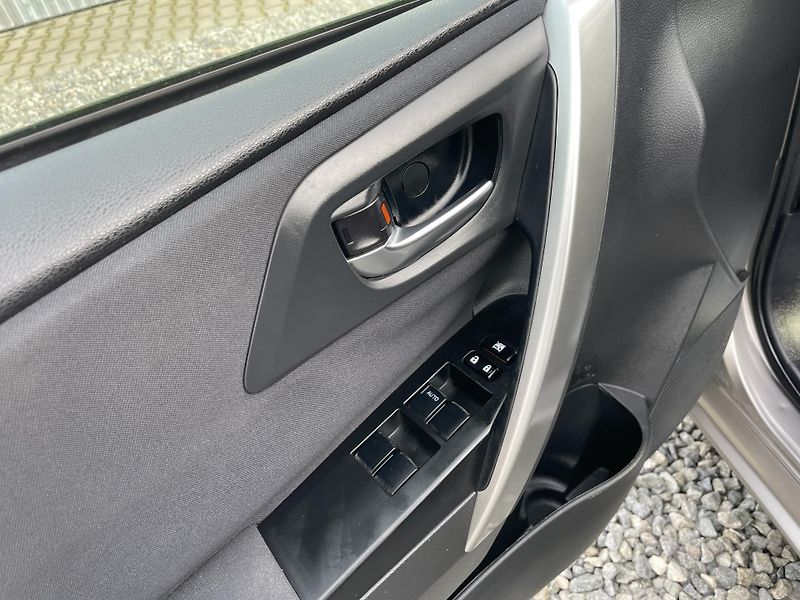 Toyota Auris 1.8i 16v HYBRID AUT NAVI CAM!! - fotka 79 z 166