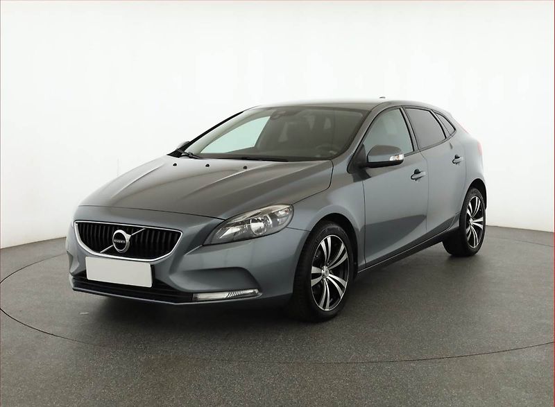 Volvo V40 (2017) 2.0 D2, Serv.kniha, Navi - fotka 2 z 16