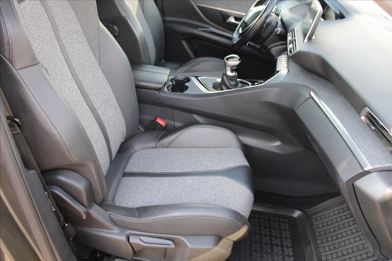 Peugeot 3008 1,2 i 96kW  1.MAJ,ČR,ALLURE - fotka 28 z 35