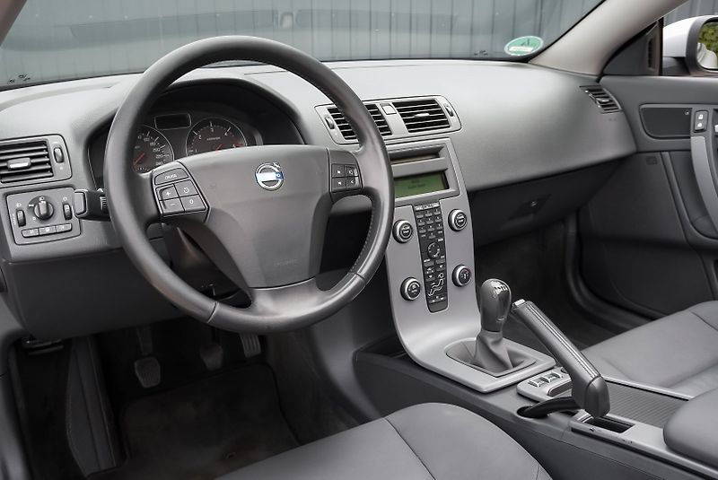 Volvo C70 2.4 D5 MOMENTUM - fotka 29 z 34