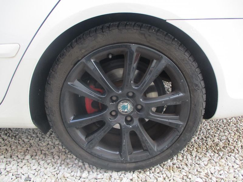 Škoda Octavia 2.0 TFSi RS +SADA KOL - fotka 33 z 35