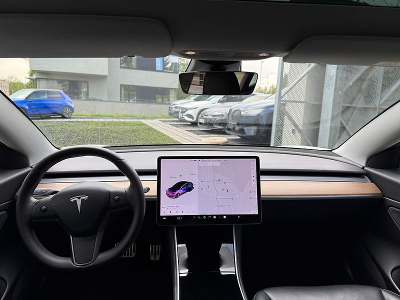 Tesla Model 3 Long Range AWD - fotka 11 z 38