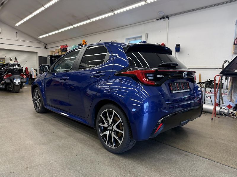 Toyota Yaris 1.5 hybrid 68 kW - fotka 7 z 21